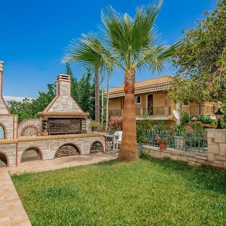 Casa vacanze Matina's Family House With Your Private Jacuzzi! *